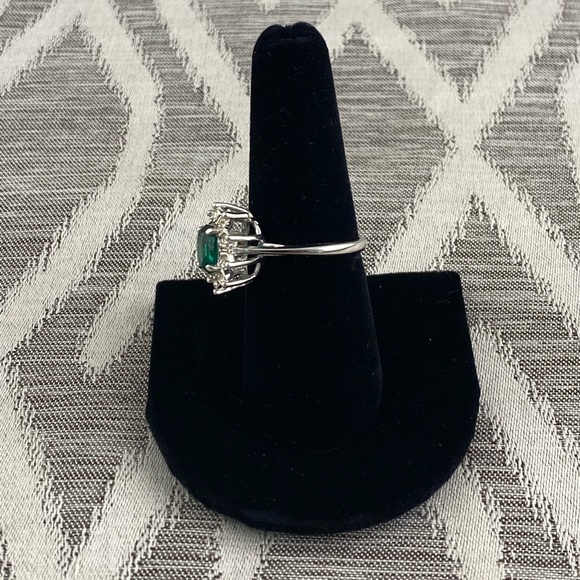 Oval Emerald colored stone surround by clear Stones Size: 8 Princess of Wales - Picture 3 of 5